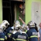 Los bomberos inspeccionan el exterior del bar que ardió en La Línea de la Concepción