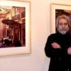Antoni Miró ante dos de sus cuadros