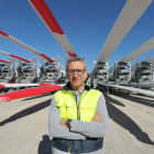 El director de la planta de LM Wind Power, Francisco Vega, en las instalaciones de la misma. L. DE LA MATA