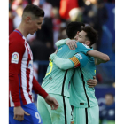 Busquets y Messi celebran el gol de la victoria ante un Fernando Torres cariacontecido. JAVIER LIZÓN