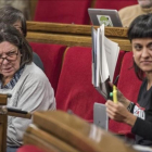 Las diputadas de la CUP, Gabriela Serra y Anna Gabriel, en el Parlament