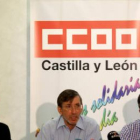 A la derecha, el secretario general autonómico de CC.OO., Ángel Hernández.
