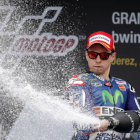 El piloto español de Yamaha, Jorge Lorenzo, celebra su victoria en el GP de Jerez de MotoGP que le coloca en la tercera posición del Mundial.