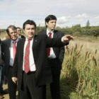 El alcalde de Cubillos, durante una visita a las afueras de la localidad, en una imagen de archivo