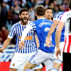 Los jugadores de la Real celebran el segundo gol ante el Athletic. J. H.