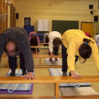 La gimnasia es una de las actividades que organiza el consistorio para los adultos.