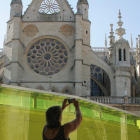 Una turista saca una fotografía en la Catedral de León.