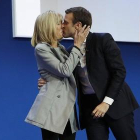 Emmanuel Macron besa a su esposa Brigitte Trogneux