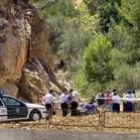 Voluntarios y Guardia Civil inspeccionan el lugar en el que se halló el cadáver