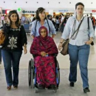 Haidar, acompañada por su abogada y otra activista, en el aeropuerto de Lanzarote.