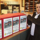 El alcalde muestra las cajas que contienen el proyecto, con el dibujo en el exterior de la futura re