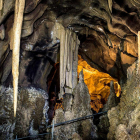 Las visitas a la Cueva de Llamazares son guiadas. DL