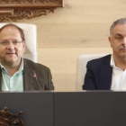 El alcalde de La Bañeza, Javier Carrera, y el de Astorga, José Luis Nieto, en la reunión que mantuvieron ayer en La Bañeza. RAMIRO