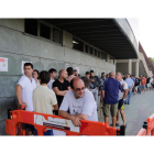 Los aficionados leoneses que no son socios de la Cultural hicieron cola por una entrada para ver a España el 5 de septiembre. S. PÉREZ