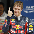 El piloto Sebastian Vettel celebra que mañana saldrá el primero en el Gran Premio de la India.