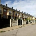 Los Cao Pérez residen en esta calle de Fuentesnuevas desde hace cinco años