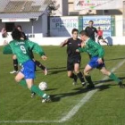 Rubén, a la izquierda de la imagen, marcó el gol de los maragatos