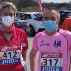 Sole Yebra (Teleno) y José Antonio Serrano (Fisiorama) en la foto de la izquierda. A la derecha los integrantes del CA La Bañeza. DL