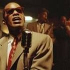 El actor Jamie Foxx está excelentemente caracterizado como Ray Charles