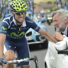 Alejandro Valverde recibe asistencia médica tras una caída durante la sexta etapa del Tour.