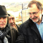 Julio Sánchez, con sombrero, acompañado del que será su sucesor, Ignacio Robles.