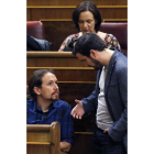 Pablo Iglesias y Alberto Garzón, el lunes en el Congreso. KIKO HUESCA
