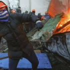 Un manifestante lanza un cóctel Molotov durante una protesta en Kiev.