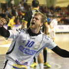 El pivote gallego, Diego Piñeiro, fundamental ayer en el triunfo leonés ante el Puente Genil, celebra uno de los seis goles que marcó sin fallo