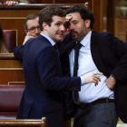 Casado conversa con el portavoz adjunto del partido en el Congreso, Guillermo Mariscal. EMILIO NARANJO