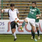 Dani Hedrera, a la derecha, disputa un balón con el delantero del Burgos CF Prats en un lance del encuentro en El Plantío.