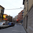 Una placa recuerda al comandante Cortizo en León.