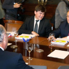 presidente de la Plataforma contra la Morosidad, Antoni Cañete, en el centro, junto al presidente de Pimec, Josep González, en una reunión con el ministro de HAcienda, Cristóbal Montoro (de espaldas