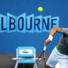 El serbio Djokovic entrenando ayer en Melbourne para sumar otro abierto en su palmarés.