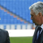 Florentino y Ancelotti charlan en el Bernabéu.