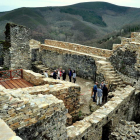 Imagen de archivo del Castillo de Sarracín, en lo alto de una colina que domina el paisaje de Vega de Valcarce. DL