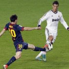 Messi y Cristiano luchan por el balón durante un Barcelona-Real Madrid.