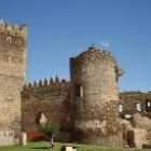 Imagen del castillo de Laguna de Negrillos, en la que destaca a la izquierda la torre del Homenaje