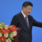 El presidente chino, Xi Jinping, señala a la audiencia tras un discurso en un foro asiático, en Pekín, este jueves.