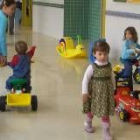 Los niños juegan en la guardería, durante el acto de presentación