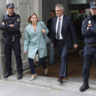Carme Forcadell abandona el Tribunal Supremo tras su comparecencia ayer. FERNANDO VILLAR
