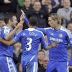 Fernando Torres, que vive un momento muy bajo, celebra el gol de Lampard, a la izquierda.