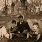 Leopoldo María, Juan Luis y Michi Panero en una imagen de los tres hermanos en su infancia