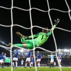 Momento en que Laporte marca gol en la portería de Pickford.