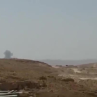 Se observa una columna de humo en el punto donde cayó el aparato que según el EI es un avión de guerra sirio derribado.