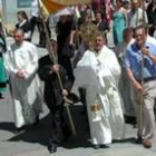 Cientos de personas siguieron ayer la procesión del Corpus en Fabero