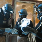Supervisión - Unos inspectores examinan material en una zona atacada con armas químicas en Siria. /