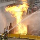 Los bomberos de Barcelona tratan de sofocar las llamas