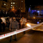 Los servicios de emergencia junto al autobús donde un palestino apuñaló a un israelí, este lunes.