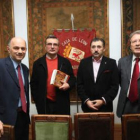 Santos (con el libro en la mano) en la Casa de León.