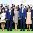 Los reyes y directivos de Iberdrola, ayer con los cien universitarios premiados.